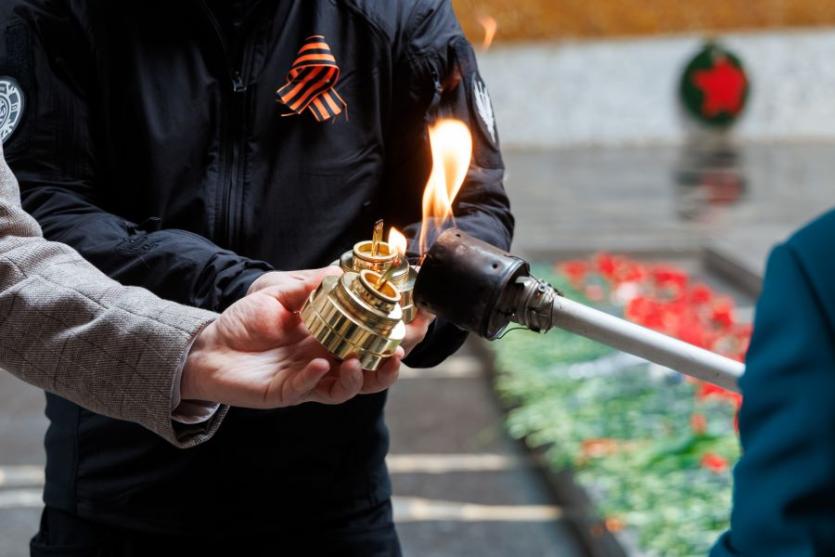 Фото Сотрудники «РМК Поиск» доставили в Челябинскую область частицу Вечного огня с Мамаева кургана 