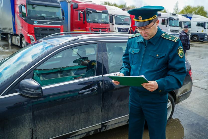 Фото Челябинские таможенники передали Минобороны конфискованный автомобиль