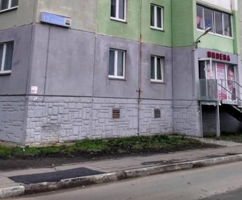 Фото В Парковом иномарка врезалась в крыльцо магазина