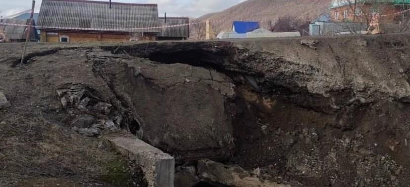 Фото  Власти Аши ищут того, кто восстановит провалившуюся дорогу в Козинском
