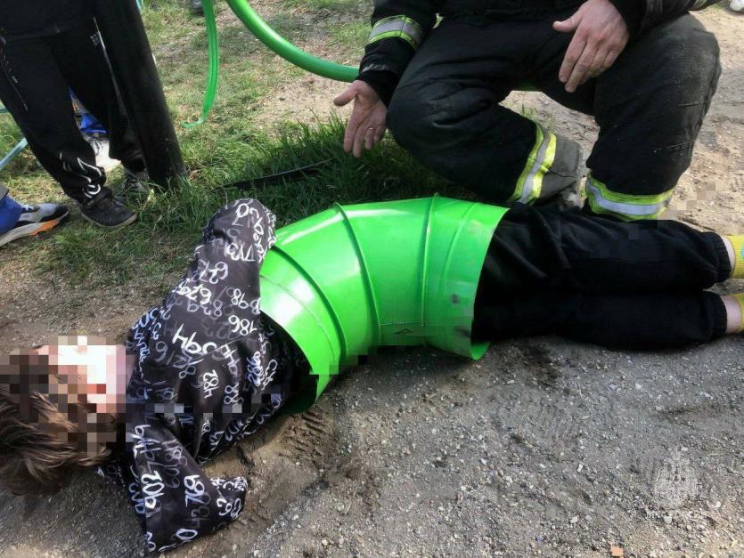 Фото Зеленая ловушка: в Челябинске 12-летний мальчик застрял в трубе