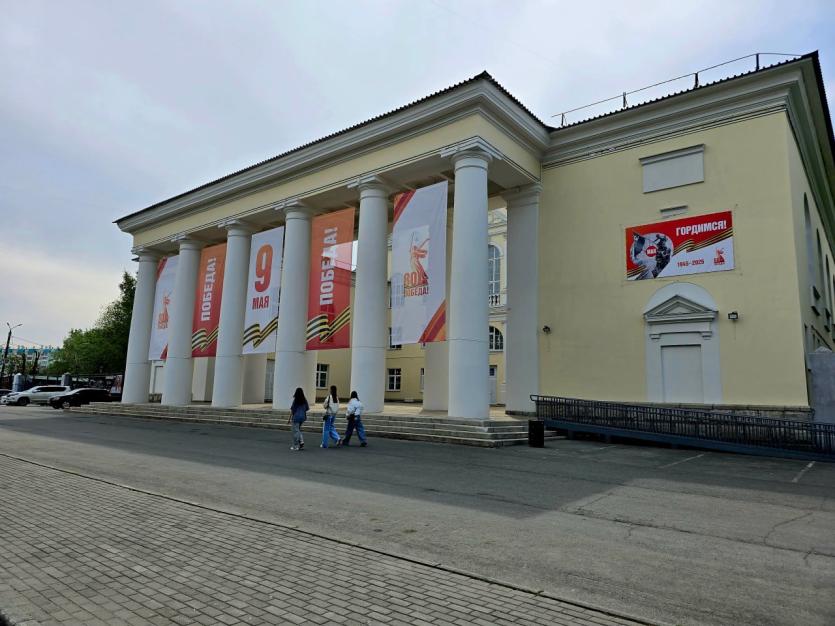 Фото Челябинский Дворец детского творчества украсили праздничными панно
