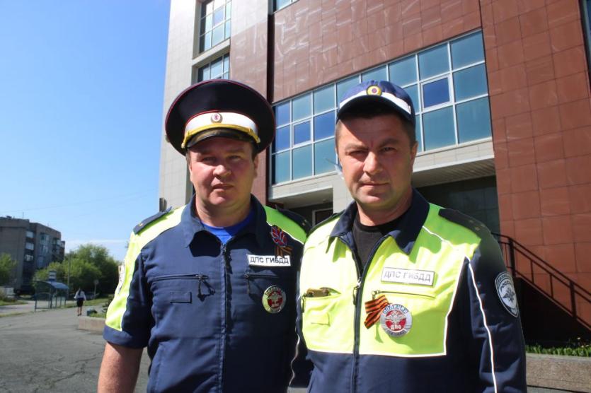 Фото Челябинка поблагодарила чебаркульских инспекторов ДПС за помощь отцу, попавшему в ДТП