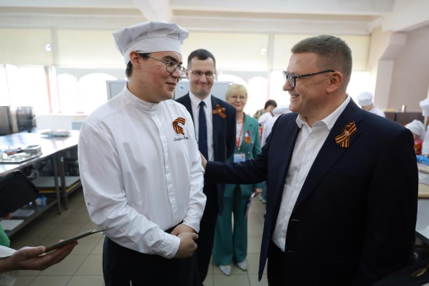 Фото Алексей Текслер оценил в Златоусте работу техникума технологий и экономики и результаты ремонта школьного стадиона