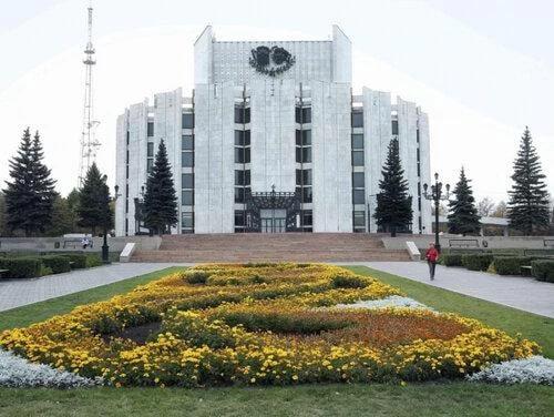 Фото В Челябинск привезли эпохальную «Войну и мир» от театра имени Вахтангова