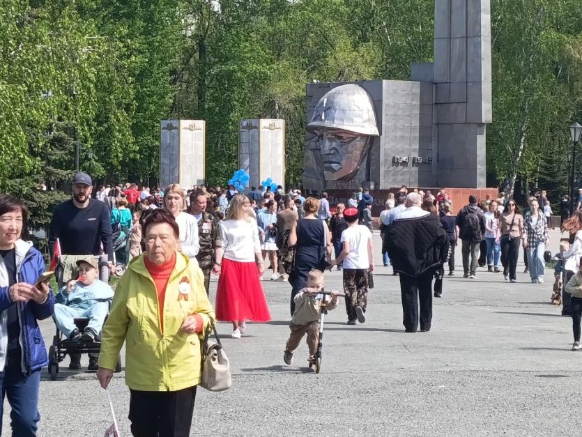Фото Тепло по-семейному: сотни людей отпраздновали 9 Мая в «Саду Победы»