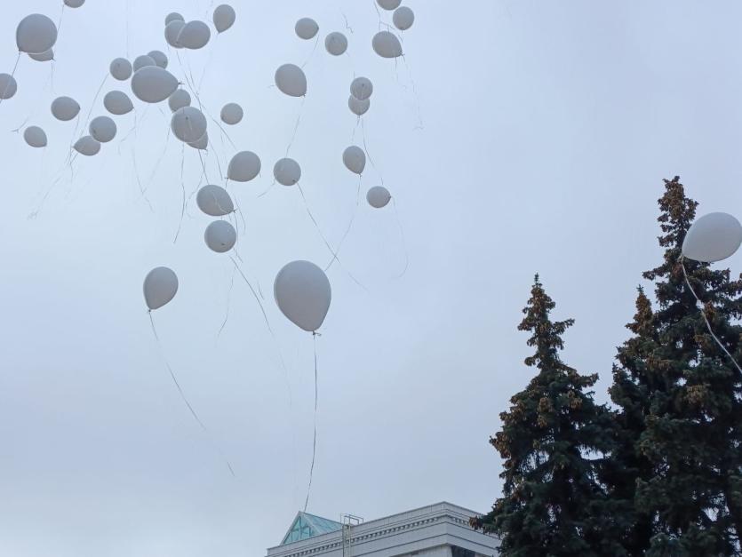 Фото Пара белых голубей: как в Челябинске прошло возложение цветов к Вечному огню
