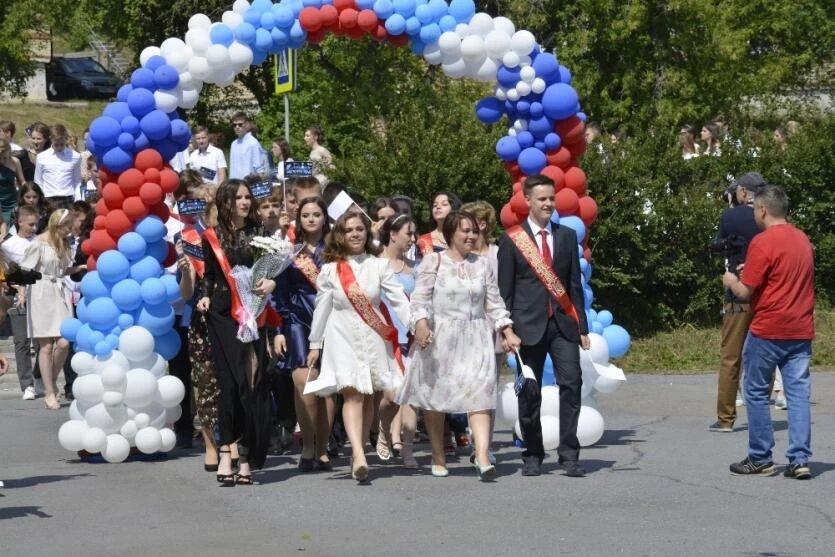 Фото Самые трендовые наряды на выпускной в 2025 году