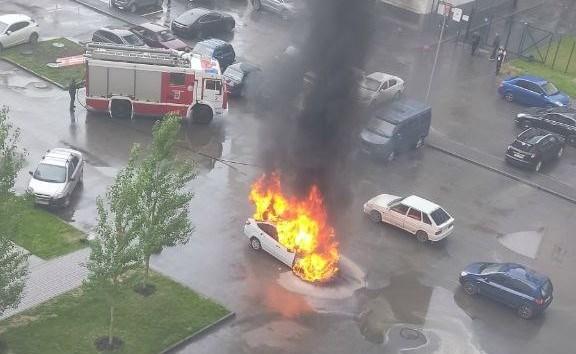 Фото В Челябинске на улице Дмитрия Неаполитанова вспыхнула легковушка