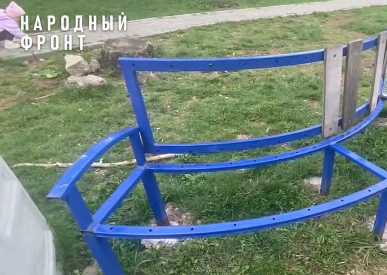Фото Детская игровая площадка в Челябинске «кошмарит» горожан