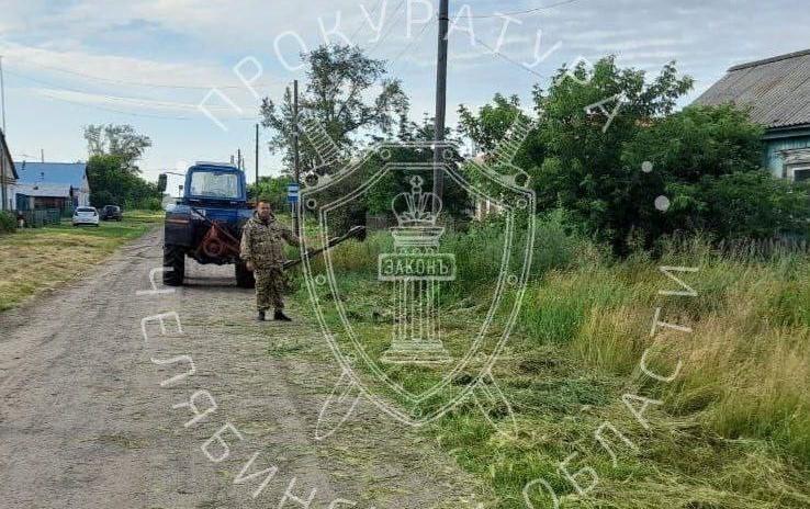 Фото В деревне Октябрьского района тракторист косил траву и тяжело травмировал ребенка