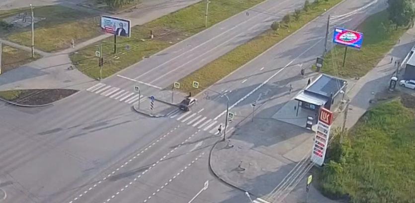 Фото  В Челябинске автоледи на иномарке на полном ходу сбила велосипедиста