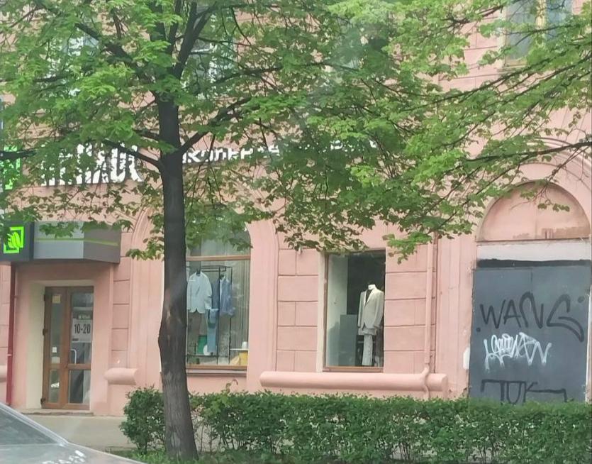 Фото В Челябинске задержали подростка-вандала, который испортил фасады зданий