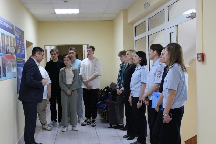 Фото Челябинские студенты проходят практику в транспортной полиции