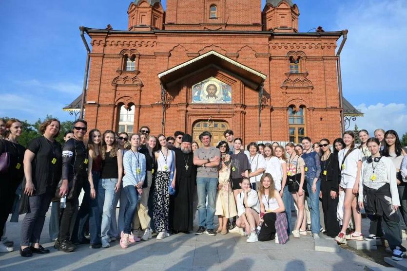 Фото Цискаридзе посетил челябинский храм Александра Невского перед концертами