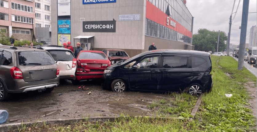 Фото В Челябинске в массовом ДТП по улице Ворошилова пострадал маленький ребёнок