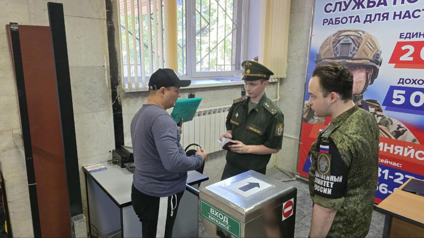 Фото  В Челябинске военные следователи снова проверяли бывших мигрантов
