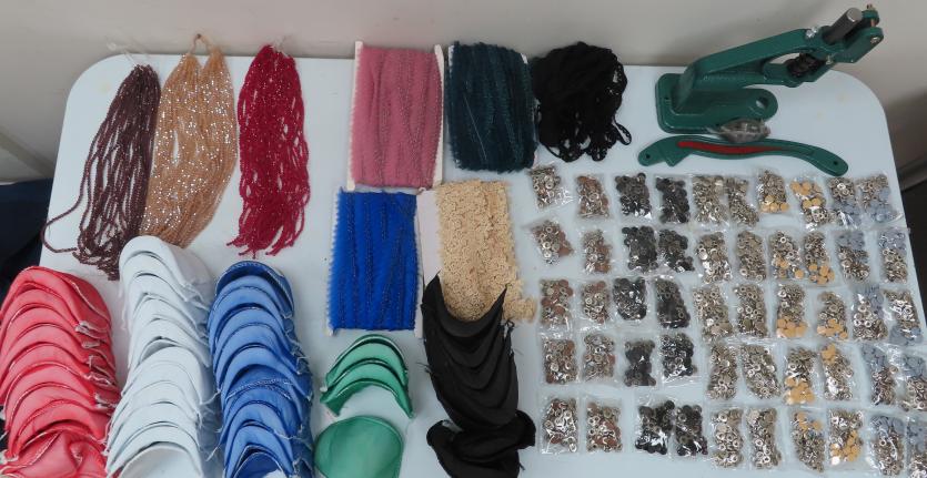 Фото Челябинские таможенники не выпустили из аэропорта Баландино мужчину с товарами для шитья