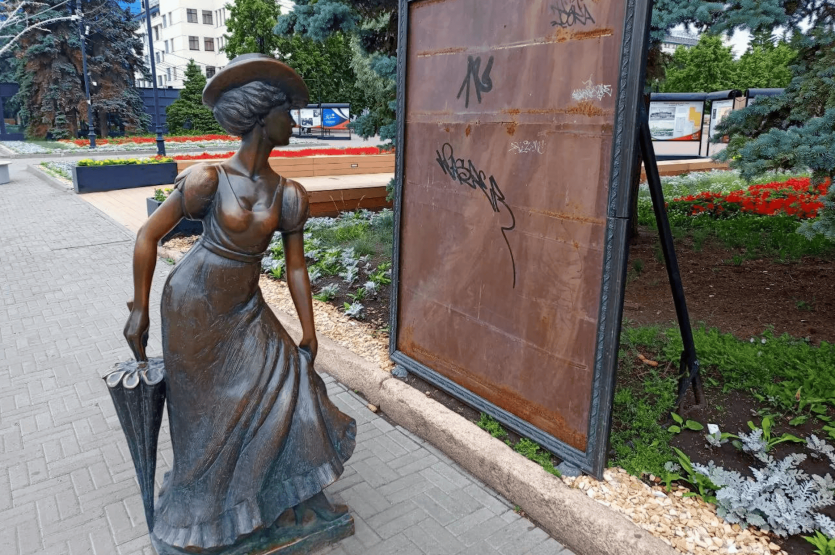 Фото В Челябинске задержали мужчину, который разбил зеркало у скульптуры «Модница»