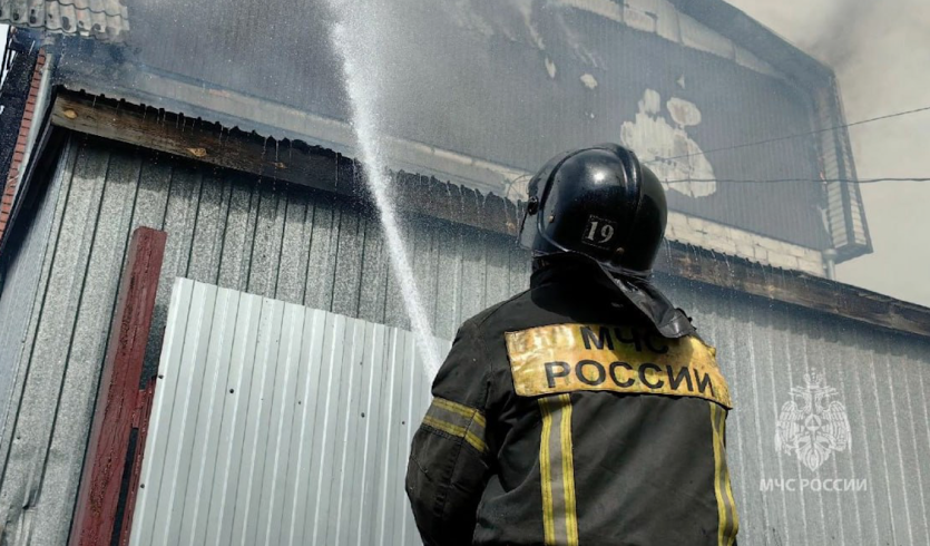 Фото В Челябинске потушили крупный пожар в промзоне