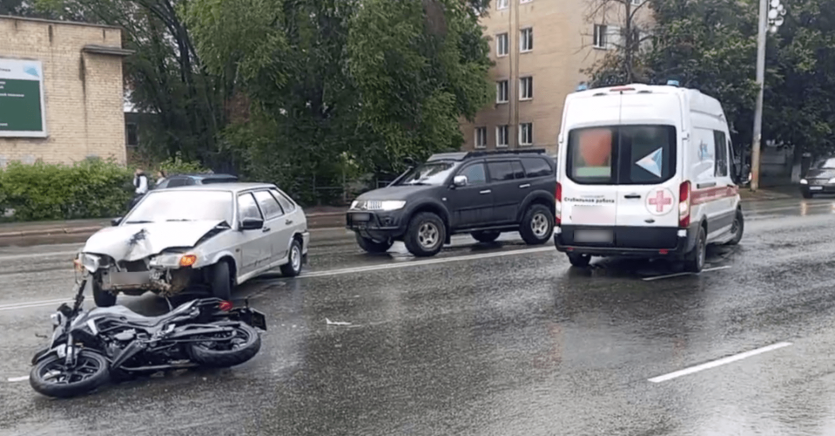 Фото В центре Челябинска при столкновении с легковушкой пострадал мотоциклист
