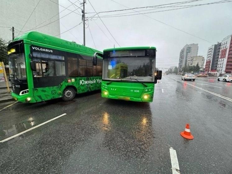 Фото На Комсомольском проспекте столкнулись два автобуса: ранены трое пассажиров