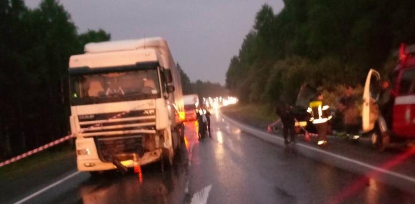 Фото В Саткинском районе при столкновении с грузовиком погиб водитель легковушки
