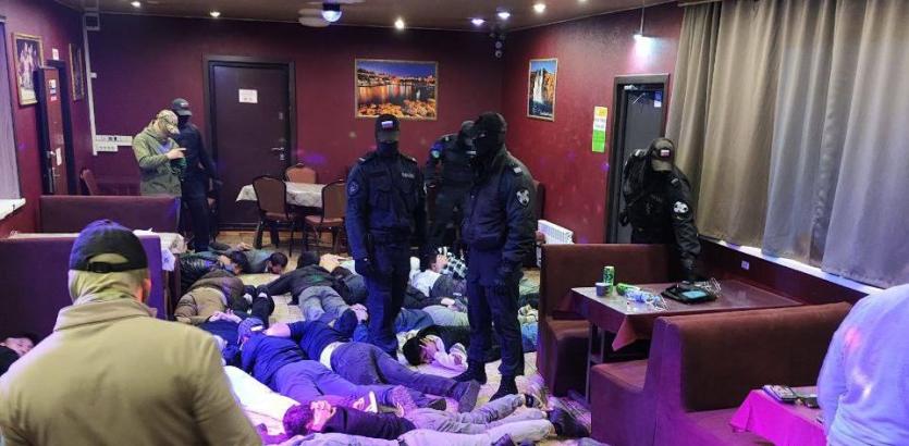 Фото В этническом кафе Челябинска силовики накрыли притон мигрантов, владелец лишен гражданства РФ (ВИДЕО)