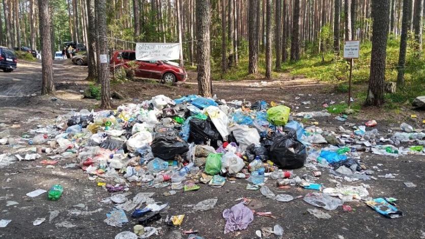 Фото Бросили даже туалеты: жители Челябинской области возмущены свалкой рядом с Тургояком