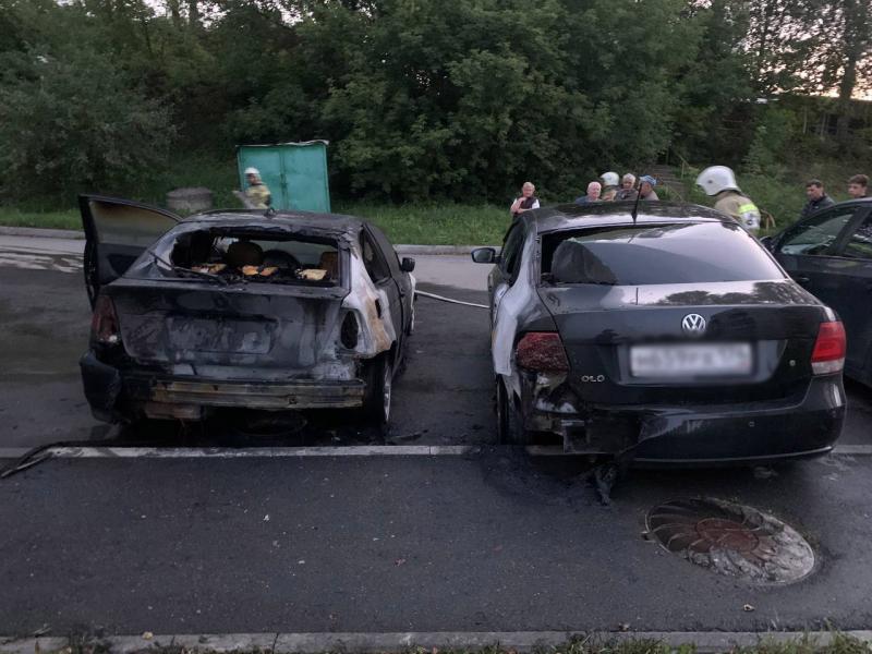 Фото В Трёхгорном мужчина поджёг BMW