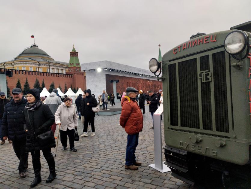 Фото Обелиск легендарного трактора ЧТЗ на склоне Эльбруса