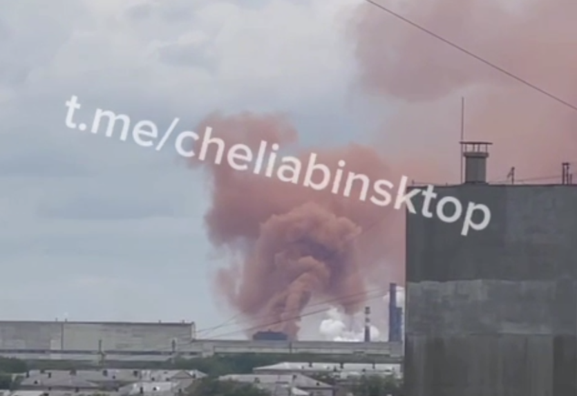Фото В Челябинске заметили розовый дым в заводской зоне