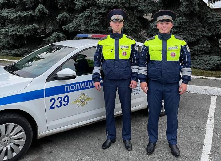 Фото В Челябинске сотрудники ДПС довезли до больницы нуждающегося в медицинской помощи мальчика