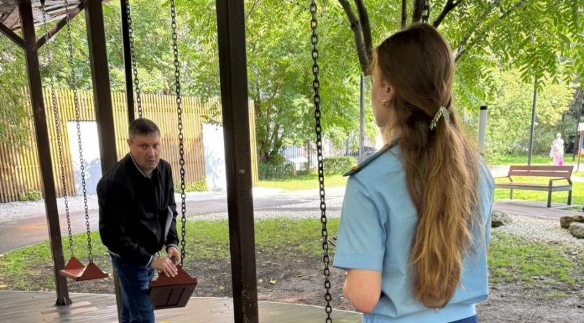 Фото Прокуратура добилась замены опасных качелей и компенсации для пострадавшей девочки в Челябинске