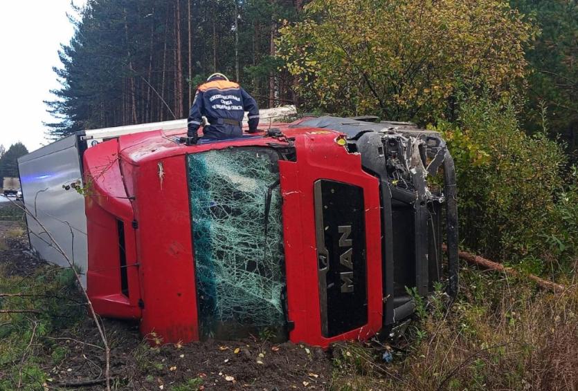 Фото Спасатели Усть-Катава оказали первую помощь водителю после переворота грузовика на трассе М-5
