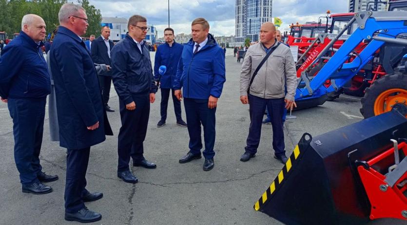 Фото  Акцент на малые города и села: Алексей Текслер передал муниципалитетам новую коммунальную технику