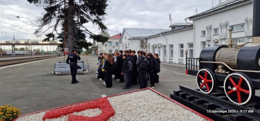 Фото Троицкие транспортные полицейские провели для школьников экскурсию по железнодорожному вокзалу