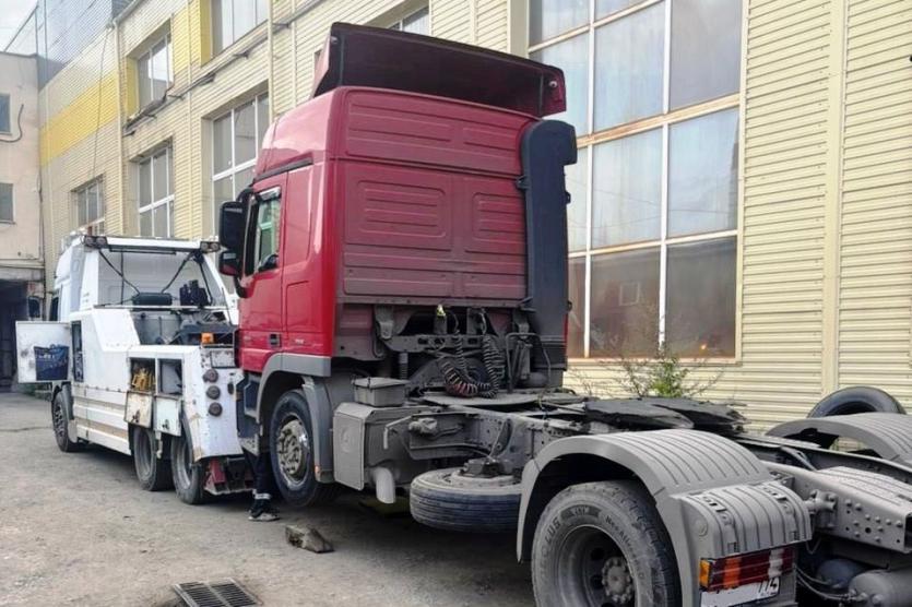 Фото Долг в три миллиона рублей привёл к изъятию тягача Mercedes в Челябинской области