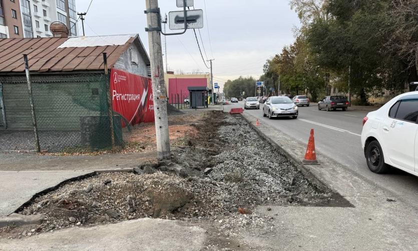 Фото В Челябинске расширяют проблемный тротуар на Барбюса
