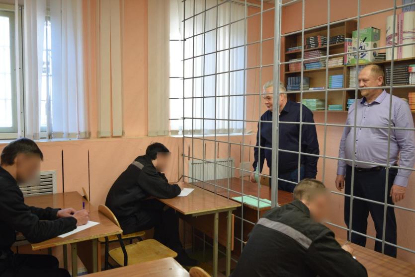 Фото Педагоги челябинской школы получили поздравления от осужденных СИЗО
