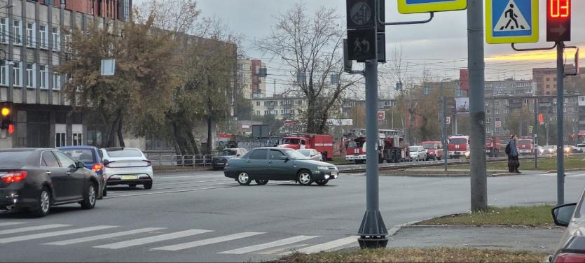 Фото Пожарных стянули к строящейся высотке на улице Труда