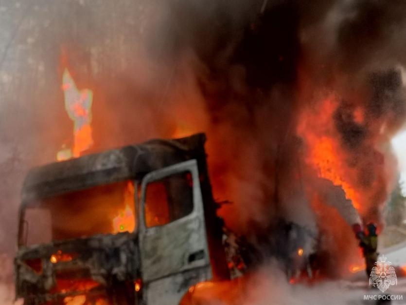 Фото На трассе М-5 под Усть-Катавом сгорел грузовик