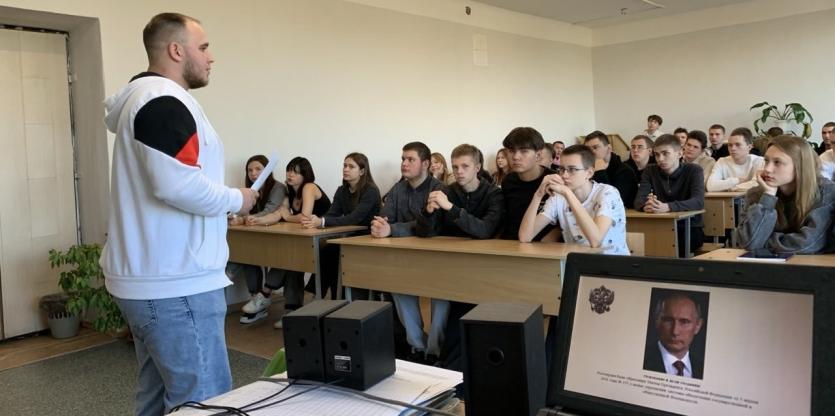 Фото Классная встреча: выпускник коркинского колледжа рассказал студентам о защите Родины