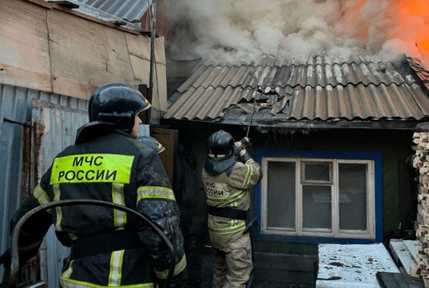 Фото МЧС ликвидировало пожар в жилом доме в Челябинске, предотвратив распространение огня
