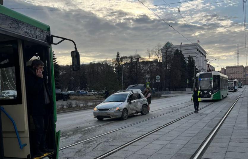 Фото В центре Челябинска в ДТП с автобусом пострадала автомобилистка