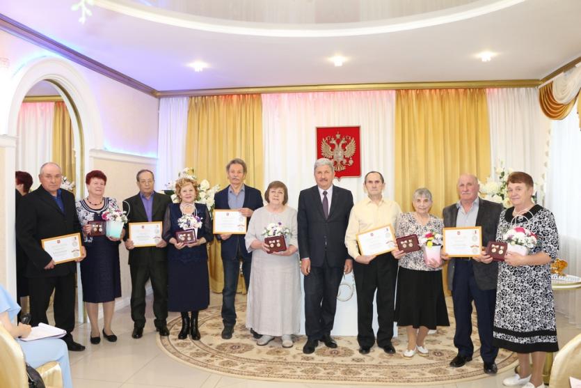 Фото Пять семей Еткульского района награждены знаком отличия «Семейное счастье»