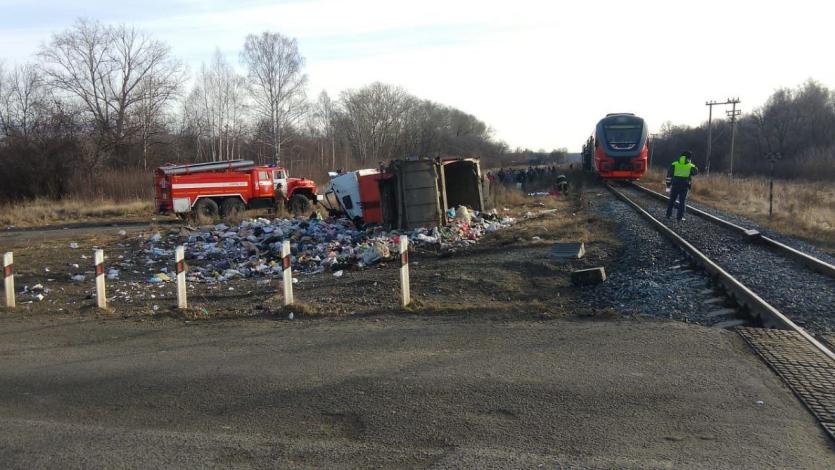 Фото На Южном Урале столкнулись поезд и мусоровоз, есть пострадавшие