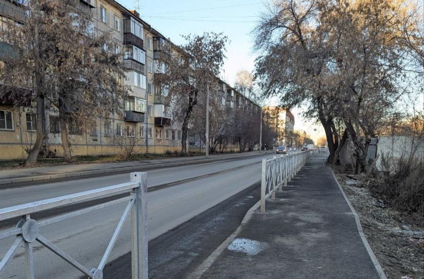 Фото Жители Ленинского района радуются новому тротуару на Барбюса
