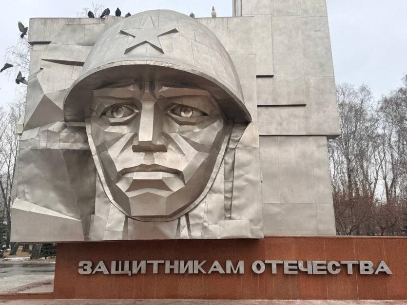 Фото В Саду Победы Челябинска завершили реставрацию памятника воинам Великой Отечественной 