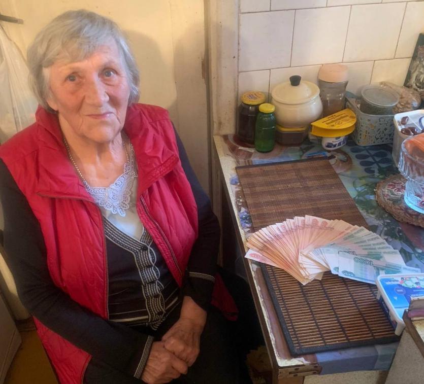 Фото Полиция Челябинска вернула пенсионерке 550 тысяч рублей, похищенные мошенниками